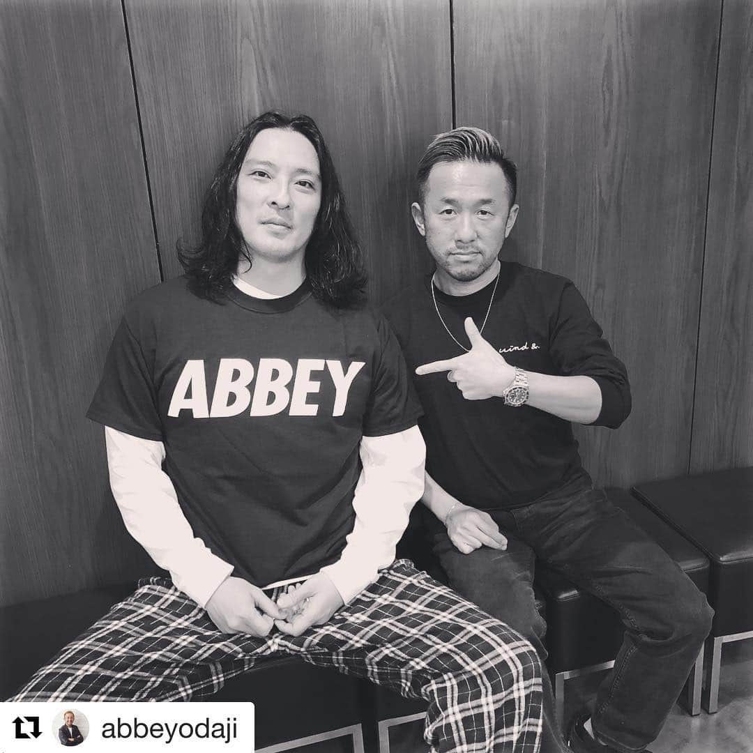 若旦那さんのインスタグラム写真 - (若旦那Instagram)「いつもありがとー！小田嶋さん^_^ #Repost @abbeyodaji with @get_repost ・・・ ABBEY小田嶋 サロンワークスタイル。 友人の若旦那、新羅君が ロングヘアのメンテナンスにきました。 ミュージシャン、俳優、と多岐に渡る活躍 応援してます🙋‍♂️ そして ABBEY&windandsea のT shirtをプレゼント」11月28日 18時03分 - waka__danna