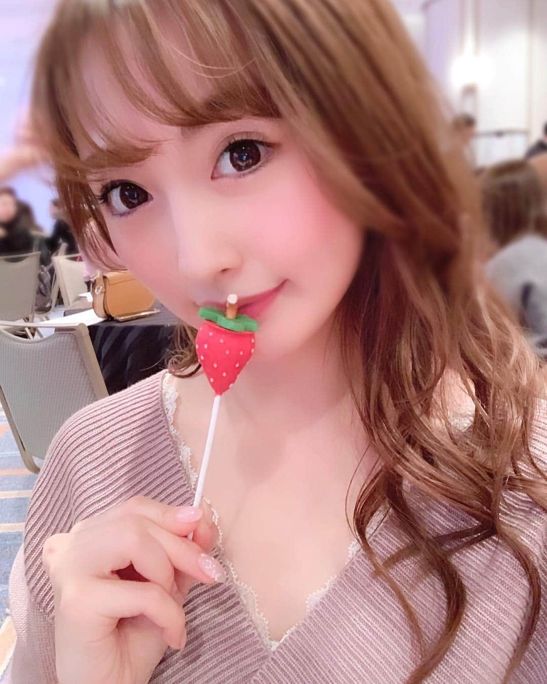 西村笑花さんのインスタグラム写真 - (西村笑花Instagram)「#🍓 ・ ・ ヒルトン東京お台場で開催される🍓きらきら★いちごドリーム🍓  #ストロベリーデザートビュッフェ の試食会へ 行かせて頂きました🍴☺️✨ (開催期間 12月29日〜3月17日まで) ・ 見た目も可愛いくて、大好きないちごのデザートを たくさん食べられて幸せだった〜☺️❣️❣️ ・ 90年代の懐かしい時代の#バブリー がMIXされた #ストロベリービュッフェ 🍓📀🥂 お母さんやお父さんのお下がり服や90年代風の ファッションで行って合言葉の「 #ダサかわ 」と伝えると スペシャルドリンクの いちごのクリームソーダももらえちゃうよ😍❣️ #ヒルトン東京お台場 #ヒルトンスイーツ #デザートビュッフェ #スイーツビュッフェ #ストロベリー #いちご #可愛い #kawaii #strawberry #selca #selpic #selstagram #instaselfie #えみかぐるめ」11月28日 16時55分 - emika_nishimura