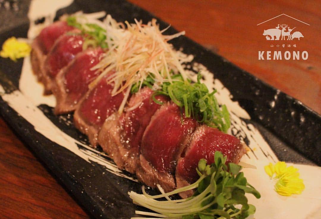 KEMONOのインスタグラム：「. 🦌エゾ鹿タタキ🦌 さっぱりポン酢でどうぞ✨☺️ . . 忘年会のお店はもうお決まりでしょうか？✨ KEMONOでは、ジビエジンギスカンをはじめ  この季節に食べたいボタン鍋など 沢山のジビエ料理をご用意しております☺️✨ . . #KEMONO #焼肉 . #ジビエ #ジビエ料理 #鍋 #日本酒 #ワイン #ビール #お酒 #肉 #ステーキ #グルメ #高タンパク #ヘルシー #ダイエット #野生 #山 #自然 . #ミナミ #大阪 #難波 #道頓堀 #裏なんば . #osaka #dotonbori #yakiniku #japanesefood #instafood」
