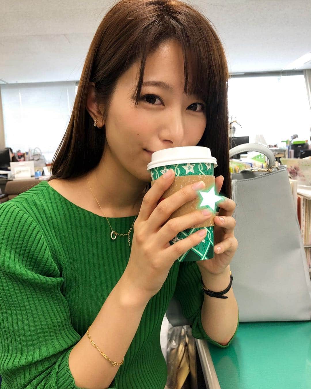 フジテレビアナウンサーのインスタグラム：「・ 🎄クリスマスカラー🎁が目につくこの頃🌟アナウンス室にもハッケン👀 ・ グリーンのエビちゃん🤗💕 ・ とくダネ！では毎日一緒だったのに、4月からはそれぞれ昼と夕方のニュースの担当になり、報道センターでチラリと会える日はあっても、アナウンス室で会えることは少ない😌 ・ エビちゃん、髪伸びたねぇ〜サラサラ髪だねぇ〜🥰✨ ちなみに4月、ニュース担当になりたての時はこんな感じ😁 ・ swipe⌒👆 ・ アレンジが楽しいので、しばらくこの髪の長さをキープする予定だそうですよ☺️ ・  #海老原優香 #プライムニュースイブニング #梅津弥英子 #プライムニュースデイズ #今はニュース担当の2人 #フジテレビアナウンサー #うめづ日記」