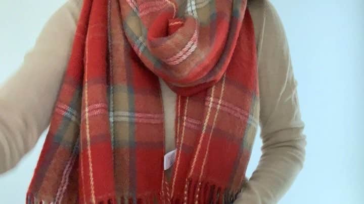ryuu79hinaのインスタグラム：「マフラーの巻き方～Part1……🧣 * ボリュームのでるポット巻きマフラー♡ * くるってねじってぽんぽん入れたら…はい完成💯💮👏 簡単でかわいいからオススメだよ❤️ * * また、後でPart2もあげちゃうね👋」