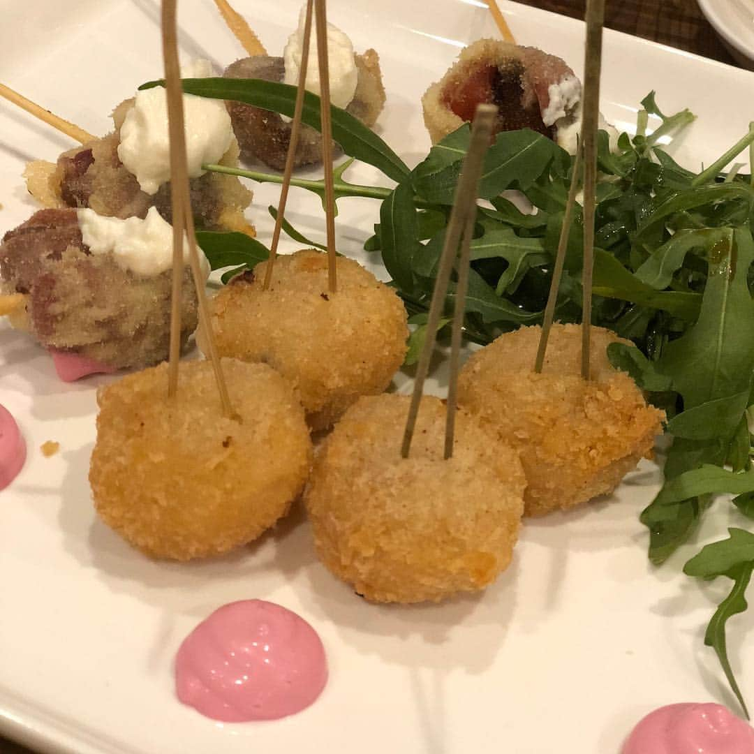 炭火ダイニングtsuruさんのインスタグラム写真 - (炭火ダイニングtsuruInstagram)「イタリア串カツとイタリア惣菜の店「パパーレ」は  カウンターの上に並ぶイタリアおばんざいをつまみながら 常備５０種類のイタリア安うまワインをグビグビ  イタリア料理をイタリア×下町串カツで仕上げたお店独自の串カツをパクパク。  日ごろの喧騒を忘れていただく空間、女性１人でも立ち飲みできる空間として生まれました。 沢ノ井のパワースポットの横にある立ち飲み好きピープルの法王の地（パパーレ） 阪神御影駅から1分の日常の横にあるイタリア。  そんなお店です  イタリア串カツ盛り合わせ(^^) 日替わりでイタリアン創作串ご用意してます、スタッフにお尋ねくださいね、  イタリアワインは、阪神間で１〜２位を争そう値打ち価格です（うわさです）  #papale  #御影パパーレ #阪神御影  #昼呑み  #ワイン  #ランチ  #イタリアン串カツ  #イタリアン前菜 #イタリアンワイン #淡路牛 #パパーレ #赤ワイン #立ち飲み  #串カツ #東心斎橋パパーレは姉妹店」11月28日 11時13分 - papale_ilbar