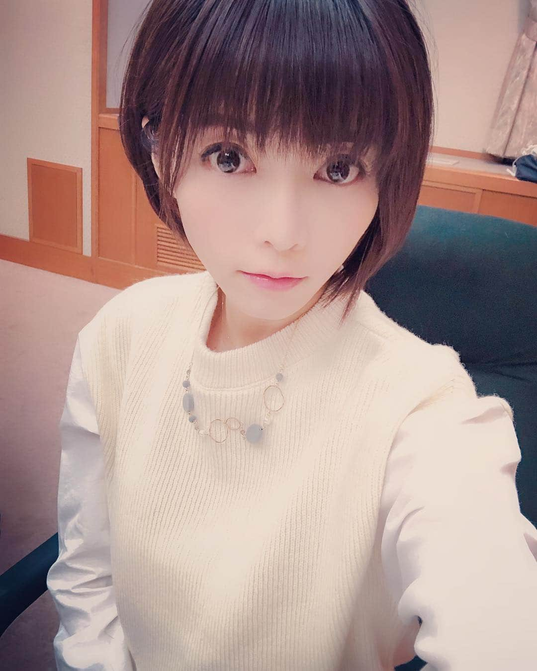 釈由美子さんのインスタグラム写真 - (釈由美子Instagram)「先日の「エコカー試乗会！in日本大通り」のイベントの時の衣装です☺️✨ トップスもパンツもCOOMBさんの新作です✨ トップスのニットは袖がシャツになってて、後ろから見てもステキでした💕 チェックのパンツも ボリュームがあってスカートにも見えるから、大人カジュアルコーデにオススメです🙋‍♀️💕 #coomb #クーム #COOMB #大人カジュアル #ボーイズライクにも👍 #最近寒くなくて嬉しい」11月28日 12時20分 - yumikoshaku