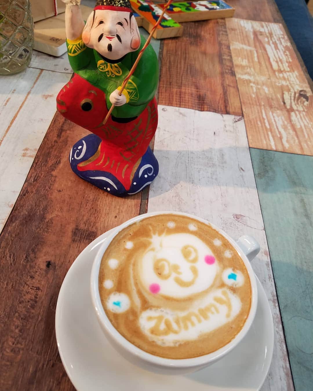 槇谷玲美のインスタグラム：「仕事で訪れたカフェ。素敵でした♥️#ラテアート#可愛らしさに癒される✨ #ズーミーちゃん#かつおくんも💕#射水市#カフェ#cafe7luck #お店の方がみんなオシャレ#ココアでもアートしてくれるそうです」