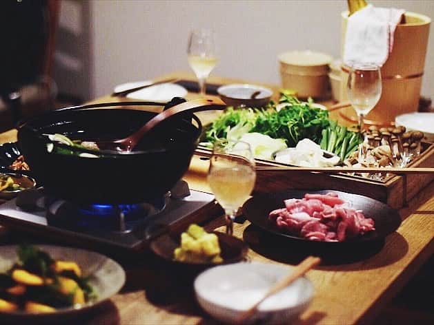 宇藤えみさんのインスタグラム写真 - (宇藤えみInstagram)「冬の食卓。 いつもの人たちと鍋を囲んだほっこりな宴。 #utooo家の食卓#食と器 #happybirthday#おうちごはん#暮らし#日々 #冬の食卓#japanesefood  #鍋の季節#美食#うつわ」11月28日 13時22分 - emiuto