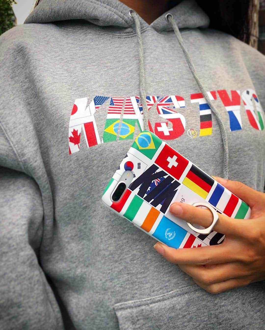 青山めぐさんのインスタグラム写真 - (青山めぐInstagram)「🇯🇵🇺🇸🇩🇪🇧🇷🇨🇦🇰🇷🇬🇹🇬🇧🇿🇦🇲🇾🌏 #kikstyo #parka #gray #nationalflag #winterfashion #yello #yellowshoes #python #boots #kneehighboots #iphone #iphonecase #iphonecover #colorful #ootd #fashion」11月28日 13時26分 - megu_19880928