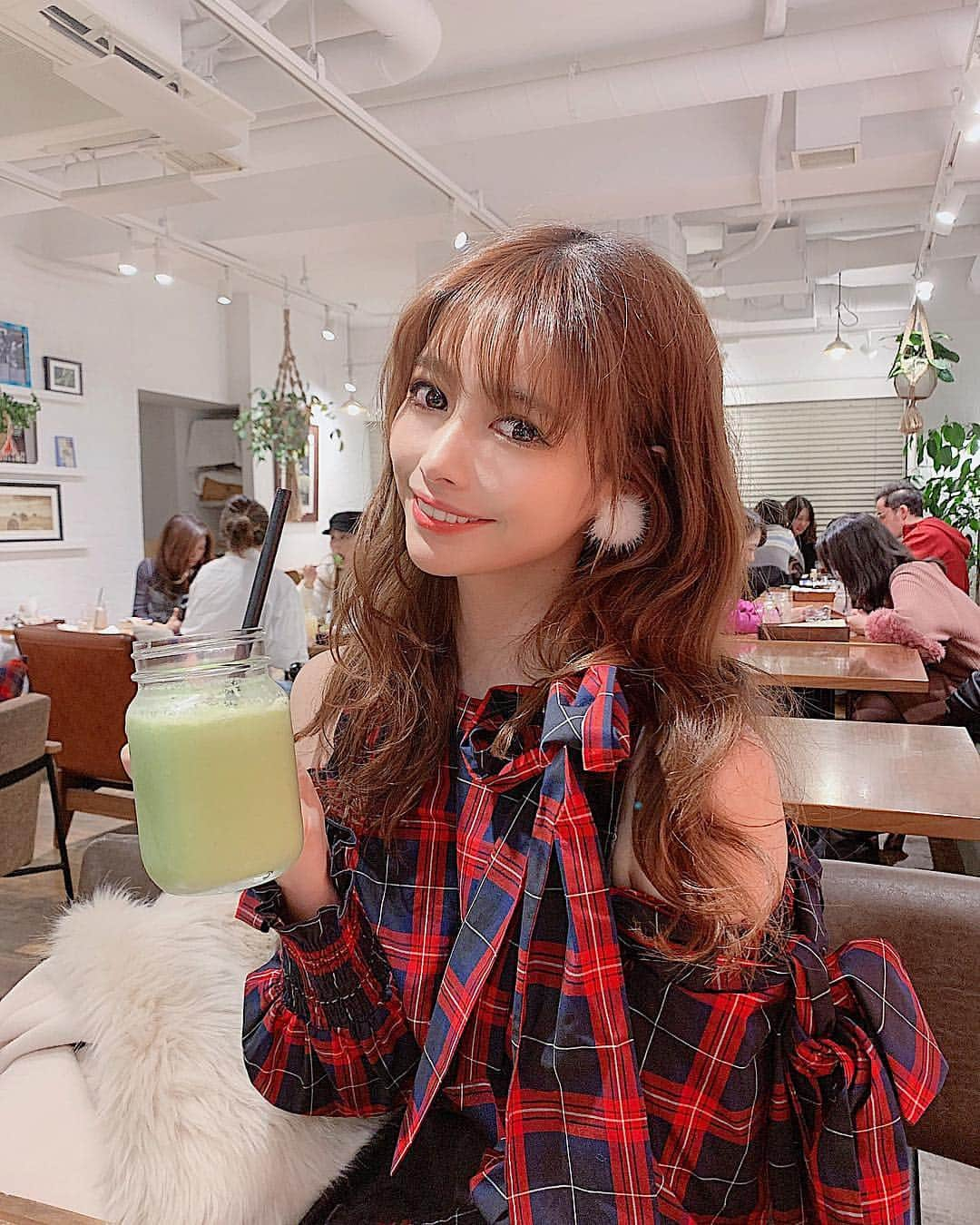 得あゆさんのインスタグラム写真 - (得あゆInstagram)「グリーンスムージー大好き🌱👉🏻 これはマイナスカロリー！ 飲むと痩せちゃう。笑 ・ 新しい盛れるアプリ見つけたぞ。笑 ・ ・ ・ ・ ・ ・ #カフェ#カフェ巡り#お洒落#ファッション#冬#秋#コーデ#コーディネート#ヘアスタイル#ヘアアレンジ#カメラ女子#スムージー#アイス#渋谷#イルミネーション#デザート#おやつ#ダイエット#diet#smoothie#shibuya#check#iPhone#accessory#starbucks#cafe#camera#winterfashion#coordinate#japanesegirl」11月28日 13時35分 - tokuayu819