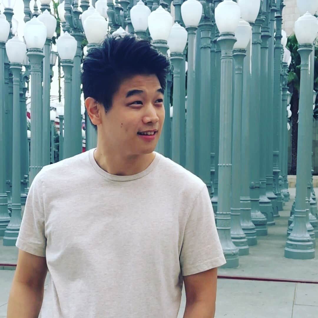 キー・ホン・リーのインスタグラム：「What am I looking at? Looking at Ep 2 of #MrSoulmate which is live now on my #Igtv Check it out on my profile and let me know what u think. Might see some familiar faces. 😉 #미스터소울매이트  Episode 2 인제 나왔습니다! 잘부탁드립니다!」