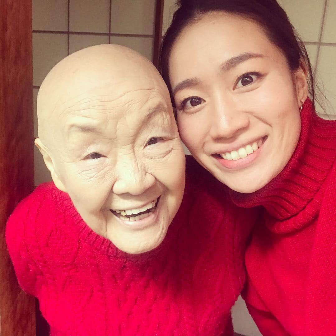 瀬戸内寂聴さんのインスタグラム写真 - (瀬戸内寂聴Instagram)「私は寂庵に紅葉をいっぱい植えました🍁  秋深む 夢のあの世の 紅葉燃ゆ  俳句をつくりました😊  気づいたらまなほと同じ真っ赤な服🍁  #インスタ34回目 #瀬戸内寂聴 #寂庵 #紅葉狩り #紅葉 #嵐山 #嵯峨野 #俳句」11月28日 13時47分 - jakucho_setouchi