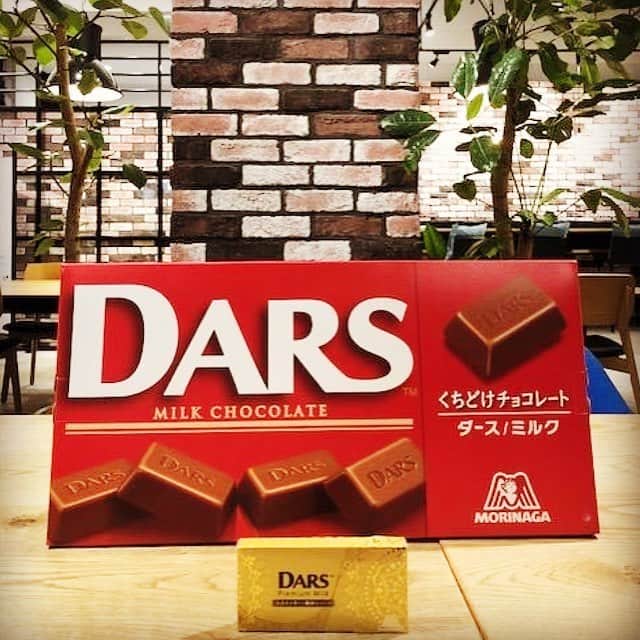 森永製菓のインスタグラム：「* もうすぐ訪れるダースの日！ ビッグなダースを発見しました！ . #12月12日 は #ダースの日 . #森永 #森永製菓 #morinaga #ダース #DARS #森永チョコレート #チョコレート #ビッグダース #非売品 #キャンペーン品 #プレミアムミルク は #新商品」