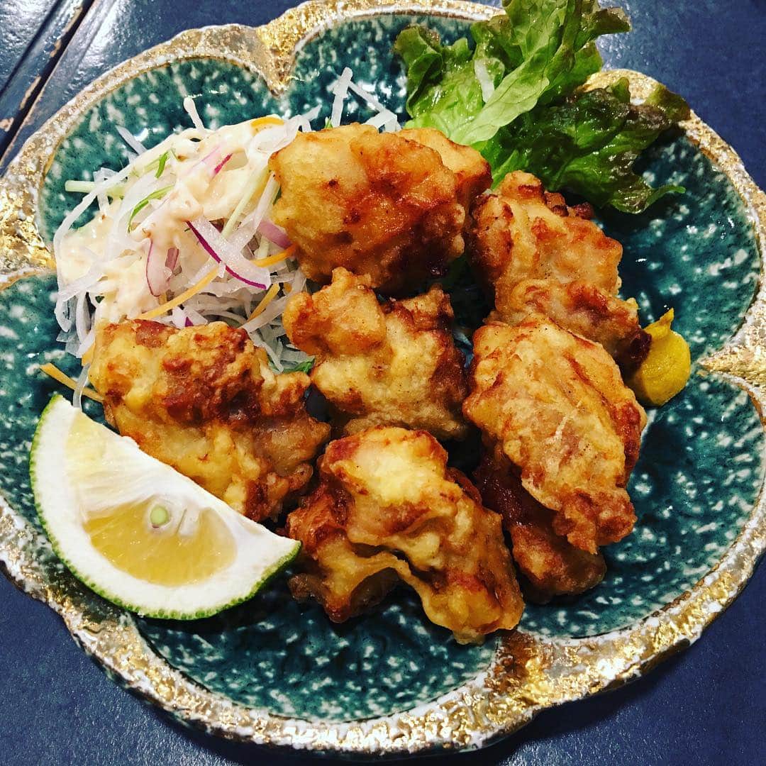 桜井くみ子さんのインスタグラム写真 - (桜井くみ子Instagram)「大分県大分市のデザインマンホール蓋。 ＊高崎山自然動物園のお猿さん親子 ＊市の花『サザンカ』 ＊『汚水』の文字入り 真ん中に、愛らしい姿のお猿さん親子、周りには、市の花『サザンカ』がリース風に、カラーでデザインされています✨よく見ると、『サザンカ』の小さな蕾も描かれていて、とっても可愛いデザインマンホール蓋ですね😊背景の色は白色ですが、他にも、水色や黄色の物など、いろんな種類があるみたいです❗️そして、大分空港にて、『とり天』(2枚目)、『りゅうきゅう』(3枚目)に舌鼓😋私がいただいた『りゅうきゅう』は、カンパチでしたが、新鮮なお魚の切り身を、お醤油、お酒、みりん、胡麻などを合わせたタレに漬け込んだ、大分の郷土料理なんだそうです❗️2品とも、大分特産の『カボス』も添えられていて、特に『とり天』とのコラボが最高でした😆✨ #デザインマンホール蓋 #大分市 #大分郷土料理」11月28日 14時46分 - kumin.manholeclub