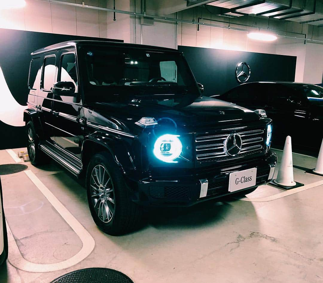 石倉ノアさんのインスタグラム写真 - (石倉ノアInstagram)「🏎Mercedes-Benz G550🏎 .. . 新型のG550カッコ良すぎ。 内装はもちろん、AMGじゃなくても 音も馬力も十分やし、なんなら前のゲレンデより乗り心地と快適性がやばすぎる。笑笑 まあ一言で、、一目惚れってやつ🤙🏾 車幅だけが大っきくなって駐車場が大変なくらいかな、、、 ほしい . .. #japan #tokyo #kobe #g550 #mercedesbenz #car #instagood」11月28日 14時20分 - zeppelin.noah