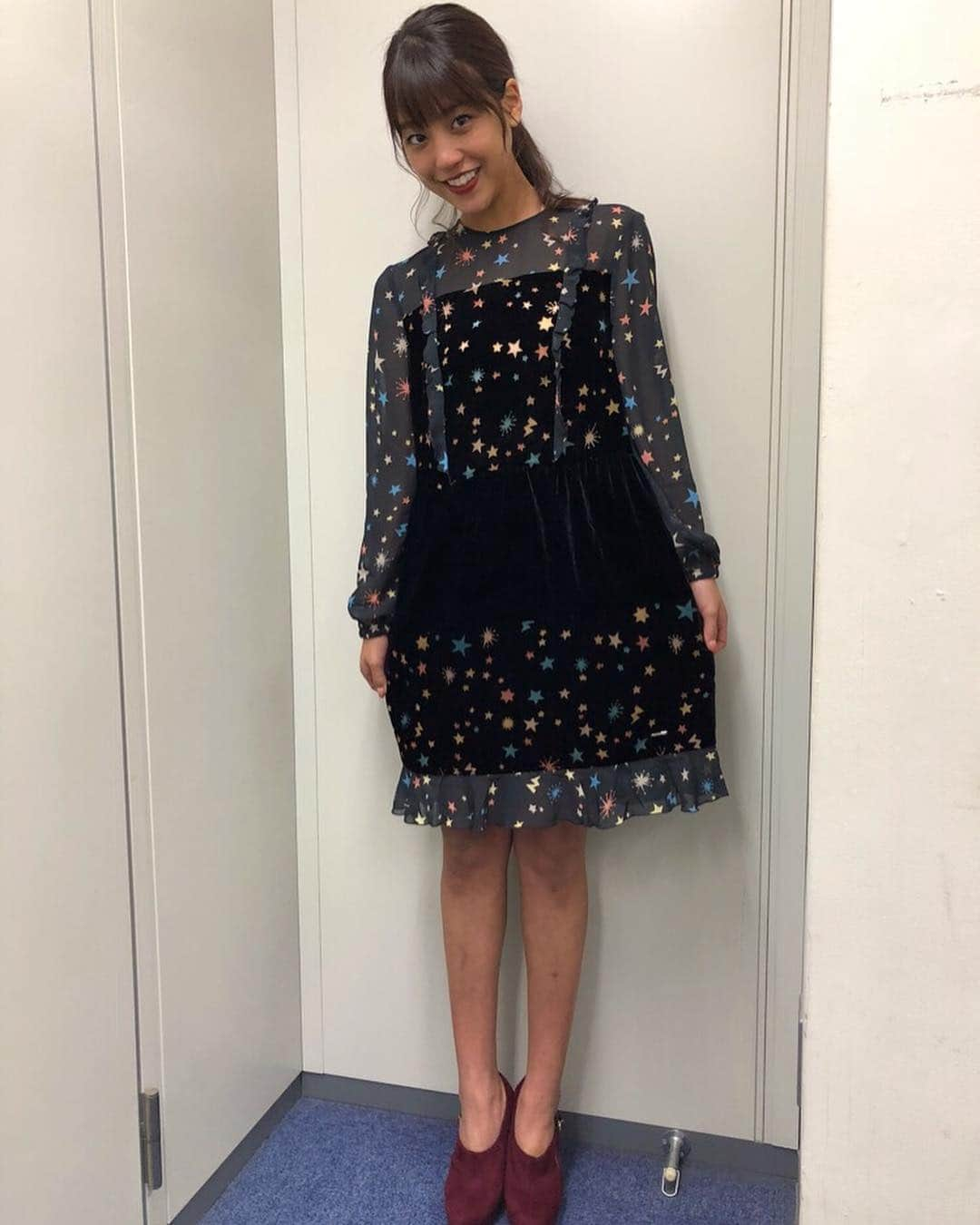 岡副麻希さんのインスタグラム写真 - (岡副麻希Instagram)「＊ こんにちは！ 今夜の『#勝手にジャパンガイド』（#BSフジ）は、 イングリッシュ鍋奉行ガイドしました👵☀️💕 #ecc  寒くなってきたので、プライベートでもお鍋率が上がってきました！  が、先日、友達と鍋パしよ！となったのですが誰ひとり自宅にコンロがなかったり笑  #ポートレート️💫🐳🌈🍋 #tedbakerjapan  #tedbaker」11月28日 15時06分 - maki_okazoe_official