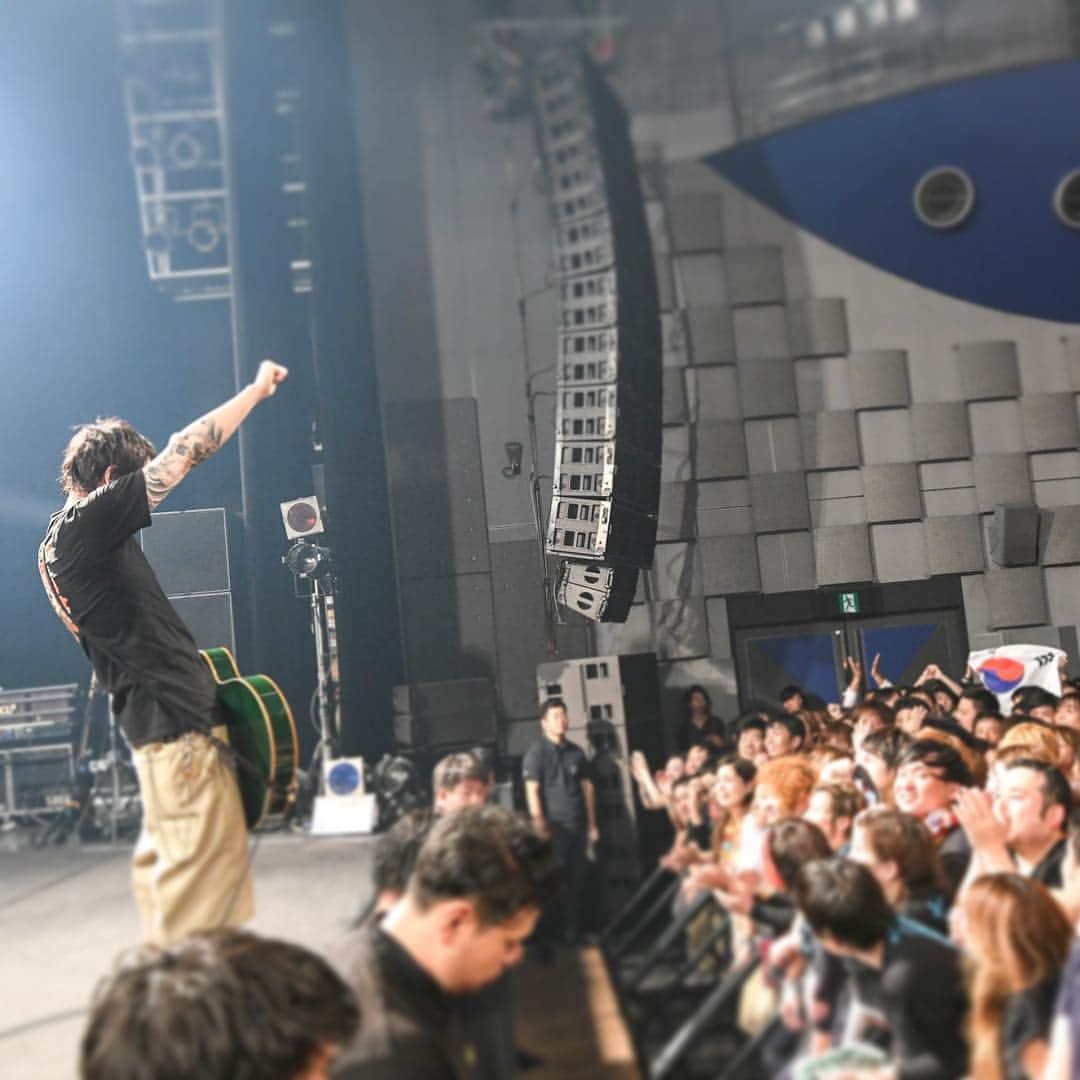 横山健さんのインスタグラム写真 - (横山健Instagram)「2018.11.27 “Songs Of The Living Dead tour” @ Namba Hatch, Osaka, Japan  Ken Band のライブで誇り高く掲げられる韓国の旗、太極旗。 最高だぜ。  オレは日本人で、東日本大震災以降のライブで日の丸を身にまとうようになった。 愛国心と言いたいが、それには別のニュアンスが入り込んでしまうので、愛国心ではなく郷土愛。  そういう気持ちで日の丸を掲げてるうちに「在日の方達はどういう気持ちでこれを観るのだろう」という気持ちになった。  関西、特に大阪は在日の方達が多いと聞くので、大阪のライブでは近年「オレの夢はオレ達のライブで韓国の旗が掲げられているのを見ること」と語りかけてきた。  それが7年かけて実現した瞬間。 泣きそうになった。  オレは韓国の政府などクソだと思う。 でもそれは日本だって一緒じゃねぇか？  オレの在日の友達、韓国在住の友達は良いヤツばかりだ。 韓国人にイヤなことされたことだってある。 でもそれは、そいつがクソだっただけで、韓国人全員がクソなわけじゃ決してない。 日本人の方がむしろクソ野郎は多いぜ。  だから「嫌韓」なんてまるっとしたものなんて反吐がでる。  こうしてネット上で発信した以上、いろんなクソ野郎がオレの揚げ足をとるだろう。 そいつらに先に言っておく。 「クソ喰らえ」  Photo by Teppei kishida  #songsofthelivingdeadtour #kenband #kenyokoyama #横山健 #pizzaofdeath #japan #korea」11月28日 16時09分 - kenyokoyamaofficial