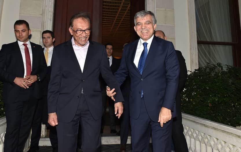 アブドゥラー・ギュルのインスタグラム：「11. Cumhurbaşkanı Abdullah Gül, Malezya Halkın Adaleti Partisi Başkanı Enver İbrahim ile çalışma ofisinde görüştü. Enver İbrahim’in İslam dünyasının en parlak siyasetçilerinden biri olduğunu ve 11 yıl haksız yere hapis yattığını dile getiren Gül, İbrahim ile uzun yıllara dayanan arkadaşlık hasretini giderip, sohbet etti. 📸: @birol.afsar」