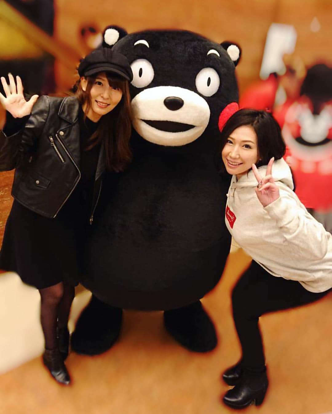 佐山愛のインスタグラム：「❤︎ ・ この前、 くまモンに遭遇しました🐻❤️ ・ 突然のくまモンにテンション上がって 写真撮ったった〜😍😍😍 ・ ・ そして、動画は謎の競歩🤣 ・ ・ #くまモン #熊本 #東京にもいるんだね #おデート #ジェシ子とねおんと夜散歩  #突然の競歩 #くだらない🤣」