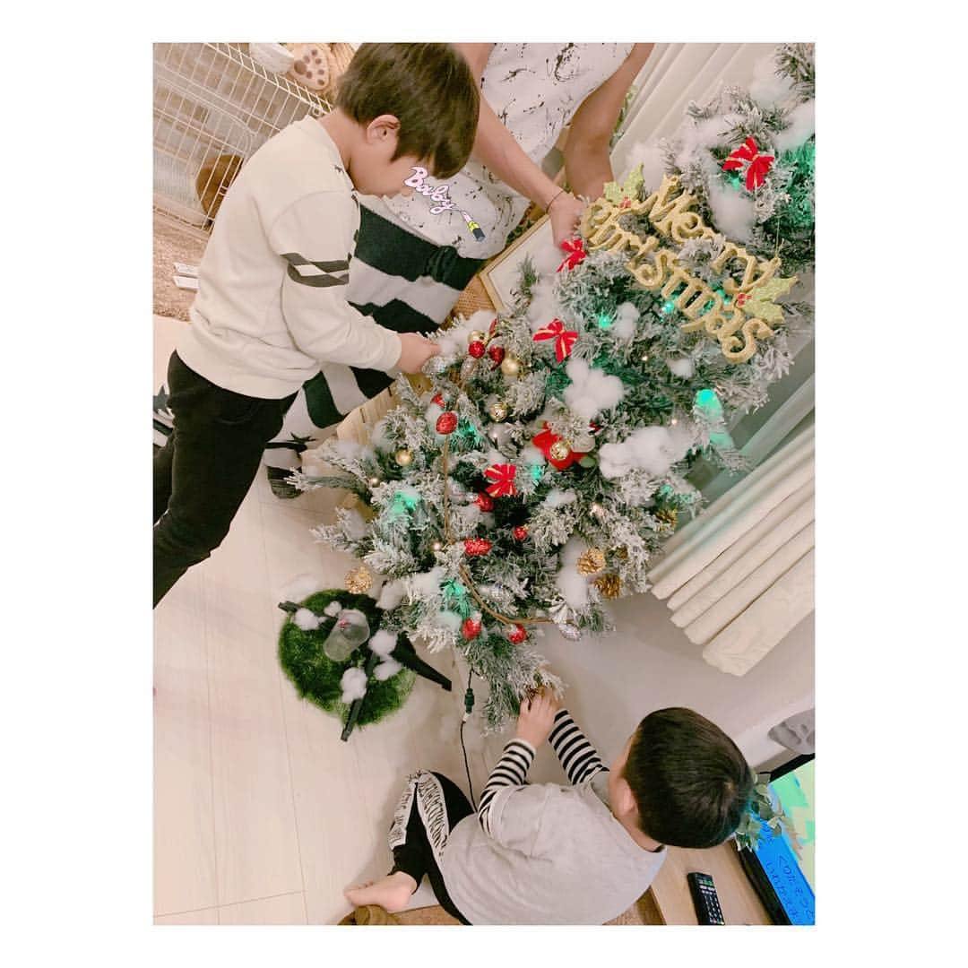 辻希美さんのインスタグラム写真 - (辻希美Instagram)「みんなでXmas🎄ツリーの飾り付けଘ(੭´ ꒫`)੭̸*💕✨✨ #クリスマスツリー #飾り付け #Xmas #🎄 #飾りの取り合い #喧嘩 #仲良く飾ろう〜笑。 #綺麗だね #サンタさん#🎅 #来てくれるといいね」11月28日 19時13分 - tsujinozomi_official