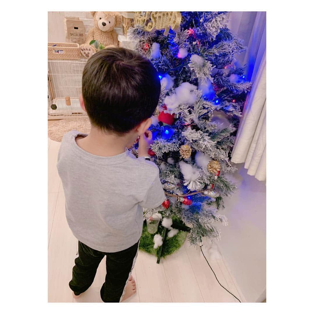 辻希美さんのインスタグラム写真 - (辻希美Instagram)「みんなでXmas🎄ツリーの飾り付けଘ(੭´ ꒫`)੭̸*💕✨✨ #クリスマスツリー #飾り付け #Xmas #🎄 #飾りの取り合い #喧嘩 #仲良く飾ろう〜笑。 #綺麗だね #サンタさん#🎅 #来てくれるといいね」11月28日 19時13分 - tsujinozomi_official