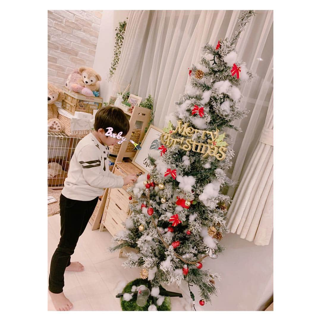 辻希美さんのインスタグラム写真 - (辻希美Instagram)「みんなでXmas🎄ツリーの飾り付けଘ(੭´ ꒫`)੭̸*💕✨✨ #クリスマスツリー #飾り付け #Xmas #🎄 #飾りの取り合い #喧嘩 #仲良く飾ろう〜笑。 #綺麗だね #サンタさん#🎅 #来てくれるといいね」11月28日 19時13分 - tsujinozomi_official