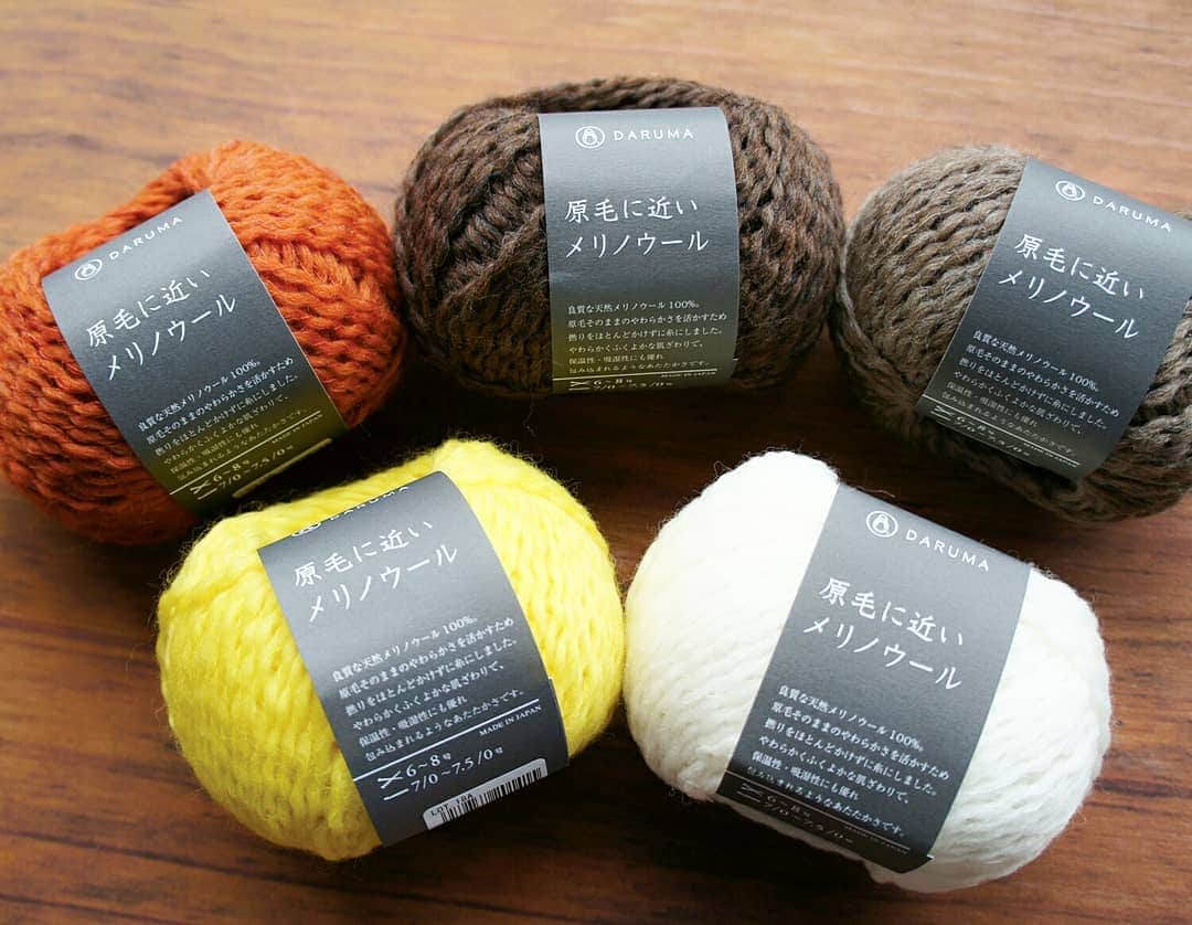 マーノクレアール (手芸のオカダヤグループ)さんのインスタグラム写真 - (マーノクレアール (手芸のオカダヤグループ)Instagram)「ダルマ「原毛に近いメリノウール」羊毛に少し撚りをかけた毛糸です。使用している羊毛は手編み糸に最適とされるクリンプ（毛の縮れ）の強い南米のウールのものを使用しています。原毛に近い風合いで、ふわふわして柔らかく、ふわっと軽く編みあがります。 . ▼ダルマ 原毛に近いメリノウール ウール（メリノ）100％ 30g 約91m ￥570+税 ※店舗により取扱カラーが異なります。 . ▼取扱店舗 ・オカダヤ新宿本店(服飾館5階Bフロア） ・オカダヤ町田店 ・ホビースクランブル各店 ・マーノクレアール各店 . #原毛に近いメリノウール #ダルマ毛糸 #darumayarn #DARUMA #genmou #ニット帽 #ハンドメイドニット帽 #編み物好きさんとつながりたい #編み物好きな人とつながりたい #手芸 #毛糸 #編み物 #編み物部 #handmade #knitting #knit #Yarn #wool #マーノクレアール #manocreare #ホビースクランブル #HOBBYSCRAMBLE #オカダヤ #okadaya #新宿オカダヤ #okadayashinjuku_concierge」11月28日 20時00分 - manocreare