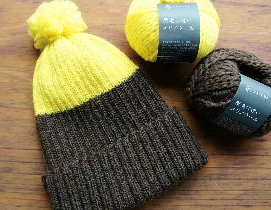 マーノクレアール (手芸のオカダヤグループ)さんのインスタグラム写真 - (マーノクレアール (手芸のオカダヤグループ)Instagram)「ダルマ「原毛に近いメリノウール」羊毛に少し撚りをかけた毛糸です。使用している羊毛は手編み糸に最適とされるクリンプ（毛の縮れ）の強い南米のウールのものを使用しています。原毛に近い風合いで、ふわふわして柔らかく、ふわっと軽く編みあがります。 . ▼ダルマ 原毛に近いメリノウール ウール（メリノ）100％ 30g 約91m ￥570+税 ※店舗により取扱カラーが異なります。 . ▼取扱店舗 ・オカダヤ新宿本店(服飾館5階Bフロア） ・オカダヤ町田店 ・ホビースクランブル各店 ・マーノクレアール各店 . #原毛に近いメリノウール #ダルマ毛糸 #darumayarn #DARUMA #genmou #ニット帽 #ハンドメイドニット帽 #編み物好きさんとつながりたい #編み物好きな人とつながりたい #手芸 #毛糸 #編み物 #編み物部 #handmade #knitting #knit #Yarn #wool #マーノクレアール #manocreare #ホビースクランブル #HOBBYSCRAMBLE #オカダヤ #okadaya #新宿オカダヤ #okadayashinjuku_concierge」11月28日 20時00分 - manocreare