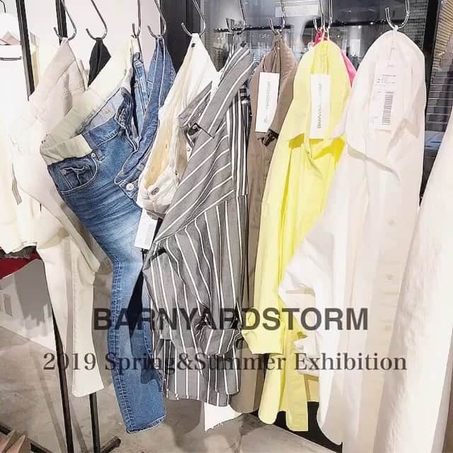 のインスタグラム：「❤︎❤︎❤︎ 今日は、仕事終わりで展示会巡り。 まずは @barnyardstorm の展示会へ。 ・ ・ こなれ感のある大人カジュアルテイストが ツボなブランド。 シンプルながらもシルエットが絶妙で、 定番アイテムでもワンランク上の着こなしが出来そうな お洋服が沢山ありました✨✨ ・ ・ 毎年定番で出ているドロストパンツは本当に名品！ 私も数年前のものを愛用していますが、 シルエットの綺麗さは逸品です。 淡いグレーの物が素敵だったので、買い足そうかなぁ♫ 赤いスカートやニットアップにも心惹かれました。 ・ ・ 人気のランジェリーブランド @peachjohn_official との コラボのルームウェアも発売されるのだそう。 バンヤードストームらしい 爽やかなストライプ柄が素敵なルームウェアでした。 他にも、Webストア限定で オリジナルのゴルフウェアも発売されるそうですよ。 ゴルフ女子は要チェックです☝︎ ・ ・ #BARNYARDSTORM #バンヤードストーム#バンカジ #展示会 #2019SS #大人カジュアル#きれいめカジュアル#シンプルコーデ #locari#ロカリ#beaustagrammer#ビュースタグラマー」