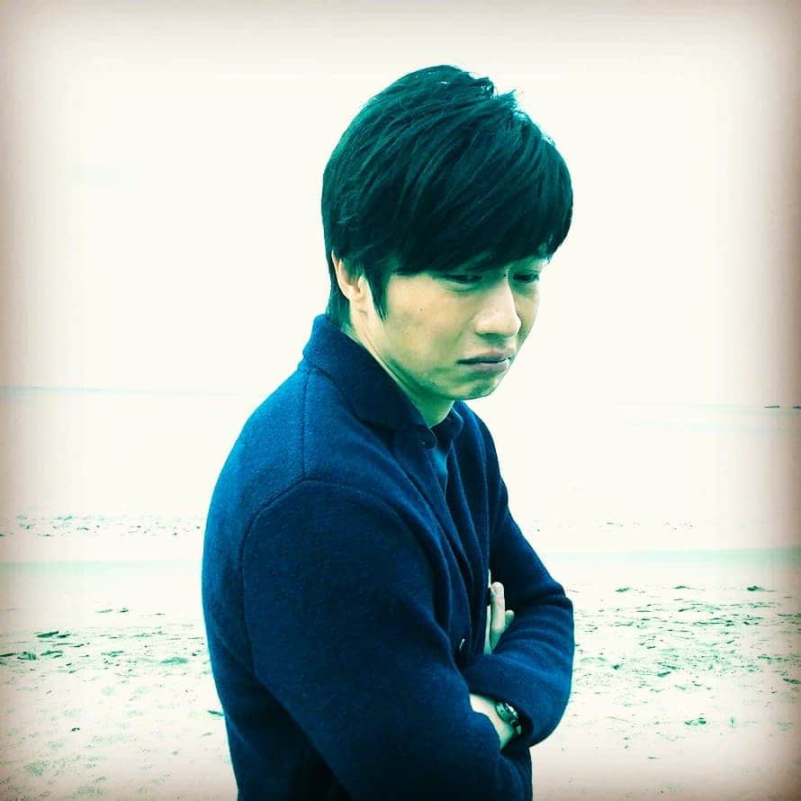 日本テレビ「獣になれない私たち」のインスタグラム：「お別れの海で…🌊 #田中圭 #花井京谷ではありません #晶に別れを告げられた #その気持ちを圭さんが表現 #お別れしても仕事は一緒 #なかなか気まずい状況 #今夜はどうなる #獣になれない私たち  #けもなれ #第8話は今夜10時オンエア」