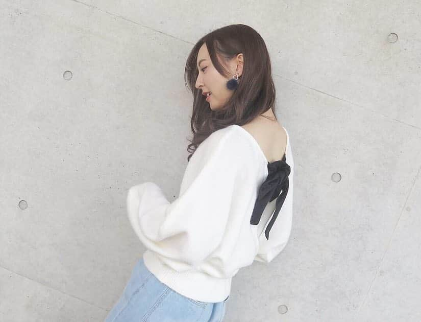 森保まどかさんのインスタグラム写真 - (森保まどかInstagram)「. 握手会の時の私服🐰 背中のリボンが可愛い… どうやら後ろ姿が特徴的な デザインが好きみたいです私😂. . ボトムはスカートと迷ったけど あえてのダメージデニム😄. #握手会 #私服  #白ニット #eclin  #ダメージデニム #punyus  #バックシャン #バックコンシャス」11月28日 20時19分 - madokamera_48