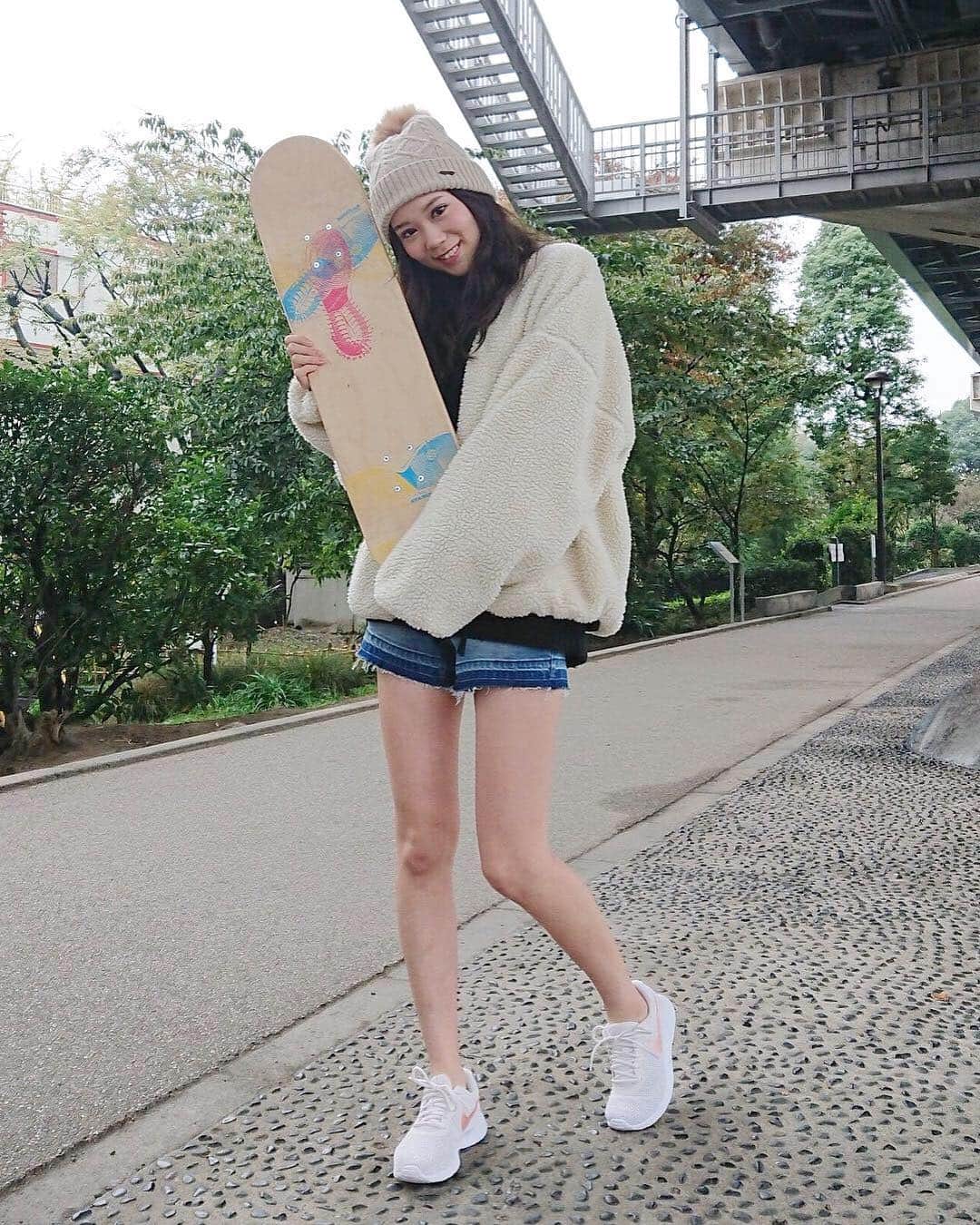 千田麻実のインスタグラム：「⠀ ⠀ 以前ロケさせて貰ったムービーが⠀ 公式YouTubeチャンネル⠀ murasakiTVで配信中です💨🏄⠀ ⠀ ⠀ 初心者の私でもi completeのおかげで⠀ チックタックまで出来ました！⠀ ⠀ チェックして下さい✨⠀ ⇒ https://youtu.be/560TcDForcs⠀ ⠀ ⠀ #誰でも簡単に乗れちゃう！  #icomplete  #ムラサキスポーツ  #ムラスポ #ticktack」