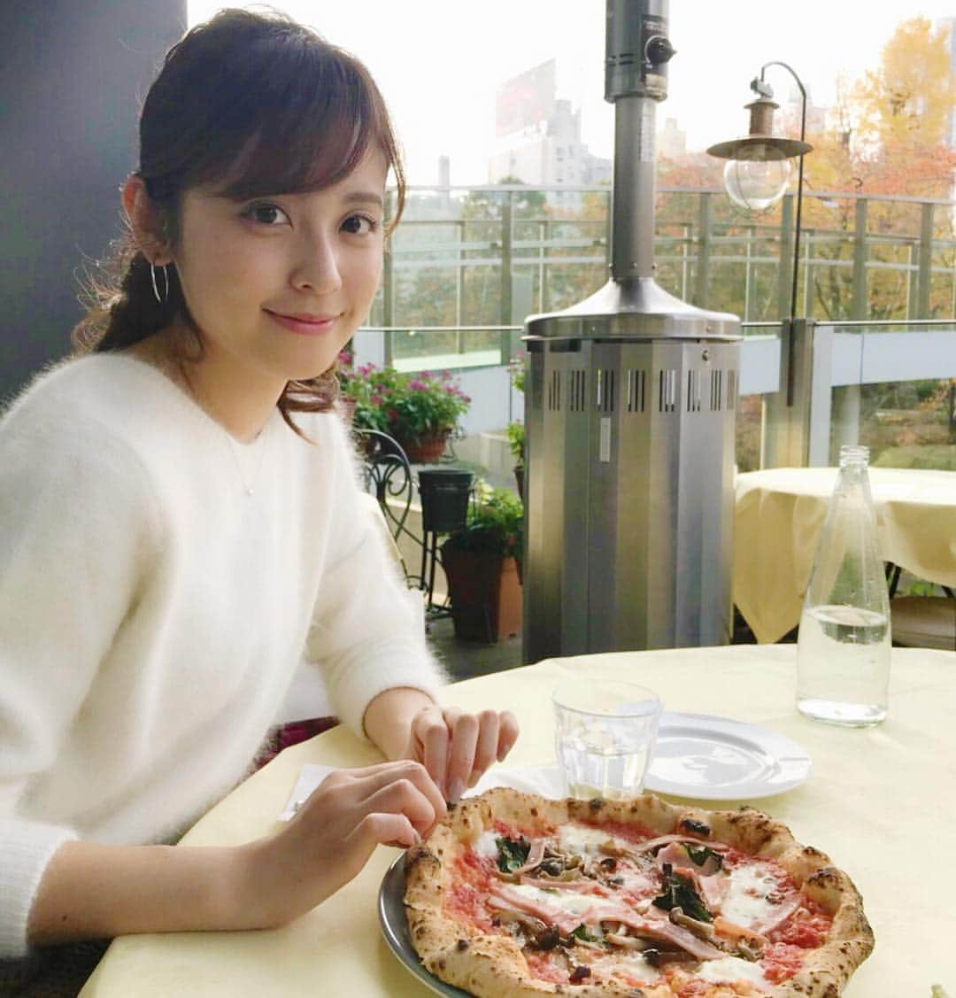 久慈暁子さんのインスタグラム写真 - (久慈暁子Instagram)「* 今日は少し暖かかったので ランチは外でモッツァレラチーズ たっぷりのピザを😋🍕🍴 席から眺める鮮やかな紅葉も おいしいスパイスになりました🍁 * #テラス席 #ピザ #紅葉」11月28日 21時04分 - kuji_akiko