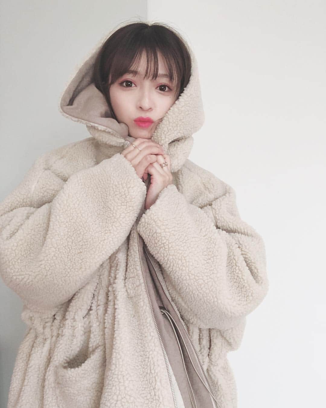 船木沙織（さおりん）さんのインスタグラム写真 - (船木沙織（さおりん）Instagram)「. . 最近韓国で流行ってるプードルスタイルの アウターをついにゲットした🐩💕 . オーバーサイズなのも可愛いし とにかくあったかい！はよ韓国でも着たい！ . . 注文してから3日くらいで届いたし 新しくできたサイトみたいで可愛い服が たくさんだよ~おそろしよ🙋‍♀️❤️🙋‍♀️ . #LORENZ #ロレンツ #韓国ファッション #アウター #한국패션」11月28日 21時11分 - funacky325