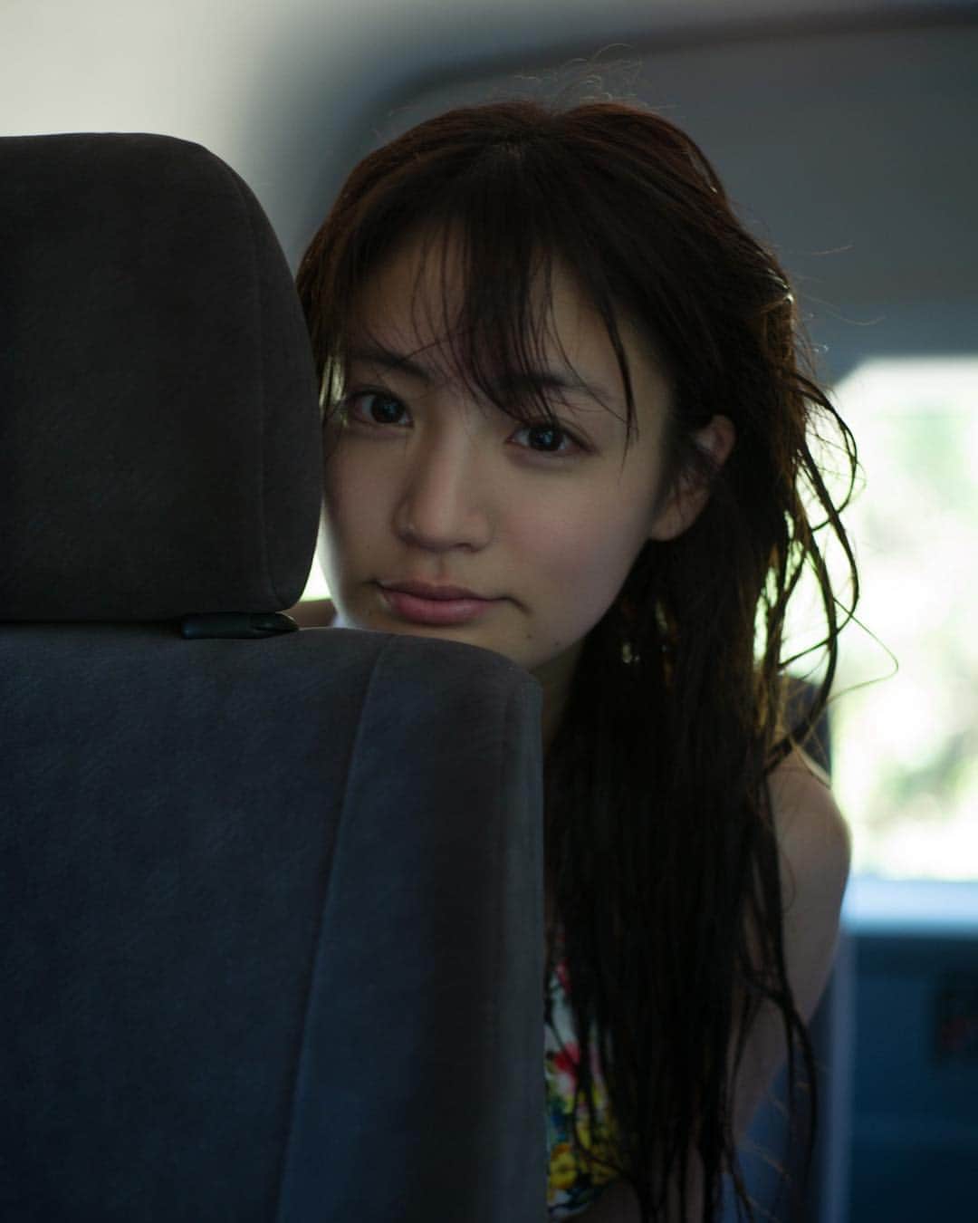 志田友美（ゆうみん）のインスタグラム：「海ずーっと入ってすっぴんになった時の オフ中のオフの写真🤣 週プレ発売中です♡好評で嬉しいし、 沢山買ってくれてありがとうだよー😢💗 アンケートも忘れずにねっ🤭 #週プレ #gravure #weeklymagazine #japanesegirl #instagood #instalike」