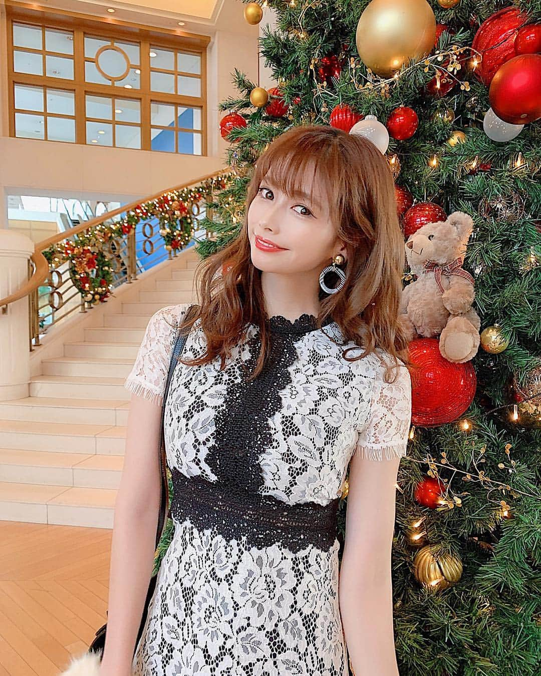 得あゆさんのインスタグラム写真 - (得あゆInstagram)「くまとツーショット🎄❤️🐻👉🏻 クリスマスが待ち遠しい🥺❤️笑 ・ コーデは前の投稿にタグ付けしてますっ ・ ・ ・ ・ ・ ・ ・ #クリスマス#クリスマスツリー#ワンピース#コーデ#コーディネート#ファッション#お台場#ホテル#プレゼント#友達#インスタ映え#カメラ女子#女子会#ランチ#お洒落#可愛い#綺麗#スタイル#イヤリング#winterfashion#present#hotel#fashion#lunch#afternoontea#coordinate#christmas#xmas#onepiece#gucci」11月28日 21時56分 - tokuayu819