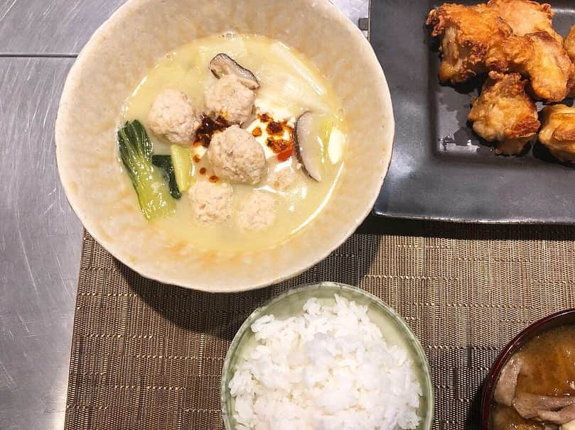 神崎恵さんのインスタグラム写真 - (神崎恵Instagram)「昨晩と今夜のごはん。 鶏白湯スープはつくね、青梗菜、椎茸、長ネギ、豆腐を入れて。 鶏白湯だしは、冷凍保存している 信濃屋さんのもの。 ここのだしが美味しくて。 信濃屋だしと白湯だしを冷蔵庫に常備。鍋にもそばにもスープにも雑炊にも、とっても美味しい。 楽して美味しいものが食べられる幸せ感じます。 信濃屋さんは鶏肉もとても美味しくて、いつも多めに買って冷凍しています。 今夜は、じゃこの炊き込みご飯。 寒くなると、あったかいものが美味しい。 ごちそうさまでした。 #信濃屋 #五反田 #信濃屋プラス @shinanoyaplus」11月28日 22時08分 - megumi_kanzaki