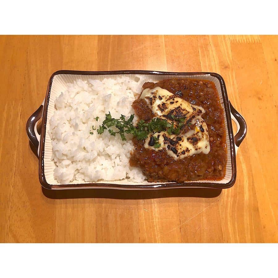 竹内夏紀のインスタグラム：「. キーマカレー 玉ねぎ、あいびき肉、セロリ、りんご、バナナ、生姜、ニンニク、ホールトマト、コンソメ、カレールー が入ってます！ #JKなつ弁 #クッキングラム #デリスタグラム  #深夜食堂  #cookingram #delistagram #cooking #cook #yammy」