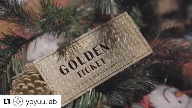 ゴッドフリー・ガオのインスタグラム：「☃️🎁🎄Getting ready for this holiday season? I know I am ! #Repost @yoyuu.lab ・・・ It’s beginning to look a lot like Christmas🎵🎄 Santa Godfrey and Reindeer Theo are out on a mission this holiday season!  Our exclusive #xmas pre-sale will start Dec.1 - Dec.9 2018. A limited number of YOYUU’s signature Cypress DWR shirts (as seen in the video) will be available in selected regions on yoyuu.ca.  Videography by: @allenkuo04.  Woof Lead @badboytheodore  @mute_living  #yoyuulab #BeginANewTradition #XmasPresale #XmasWithYOYUU #MapleGuardDWR」