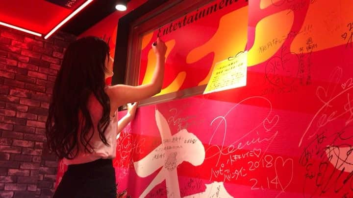 山口はのんのインスタグラム：「初週プレ酒場ありがとうございました😊  ゆうみさん見習って、 大きくサイン書かせてもらいました！ 来てくれたみんなありがとう❤️」