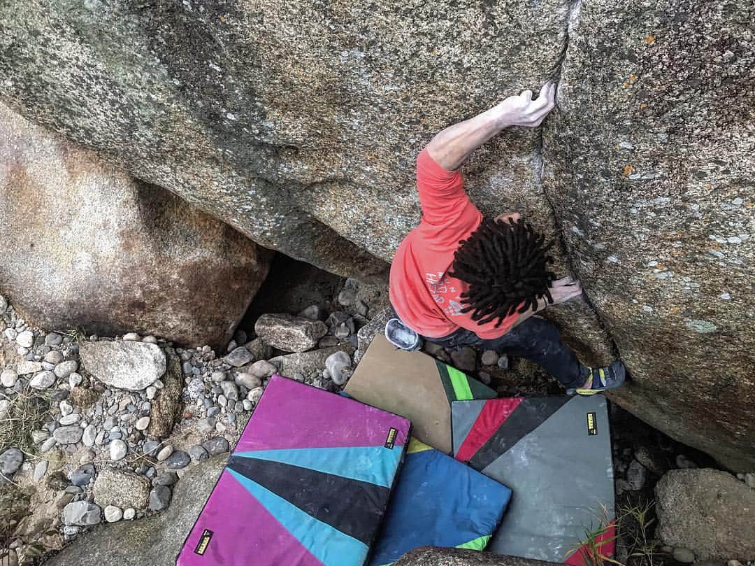 のインスタグラム：「Nobody won the session of “rebirth” with @eiji_614 But we had good time.I wanted put in to my list.Because this problem has just beautiful cruck.I am attracted to that. @mountainhardwear.jp @evolv_japan @organicclimbing @frictionlabs @up.athlete  今日は京都笠置で豆餅とリバースを触った。前より出来るようになってて、成長感じれた！ 今年中に、両方登りたいな〜🔥🔥」