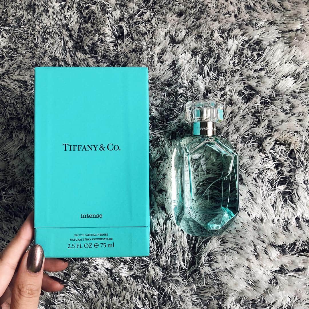 丹羽仁希さんのインスタグラム写真 - (丹羽仁希Instagram)「. @tiffanyandco の新作の香水を頂いた💎 . ティファニー オード パルファム インテンス💙  可愛いブルーのボトルも、 華やかな香りも素敵でお気に入り😊 #TiffanyFragrance #Sponsored」11月28日 23時12分 - __niki22