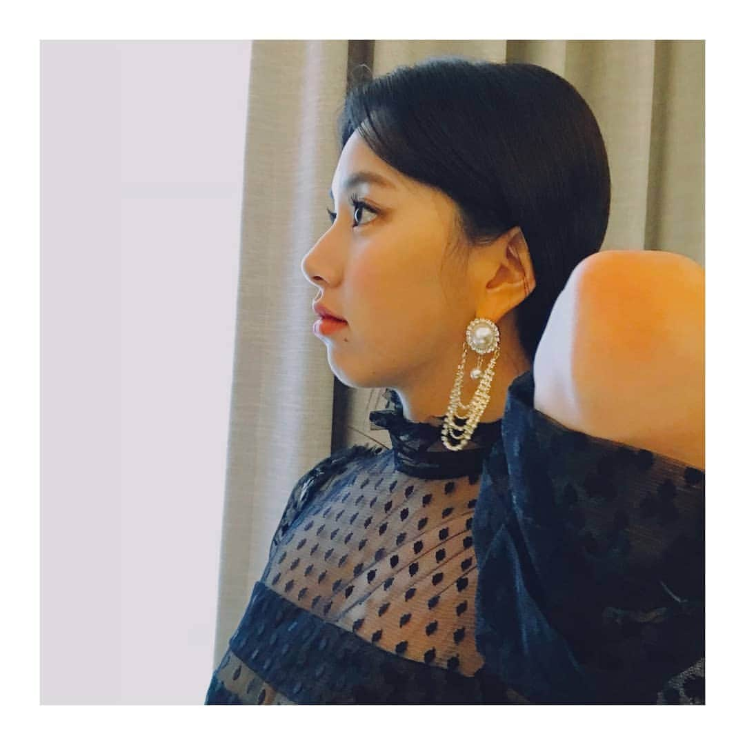 TWICEさんのインスタグラム写真 - (TWICEInstagram)「챙: 쯔위야  머리 묶은게 나아 푼게 나아?  쯔: 묶어!  챙: 그냥 풀게 ! -고마워 쯔위얌🍓❤️ 오늘도 너무 고마운 분들 덕분에 상을 3개나 받네요  원스 너무 고마워요 잘자요 ☃️」11月28日 23時57分 - twicetagram