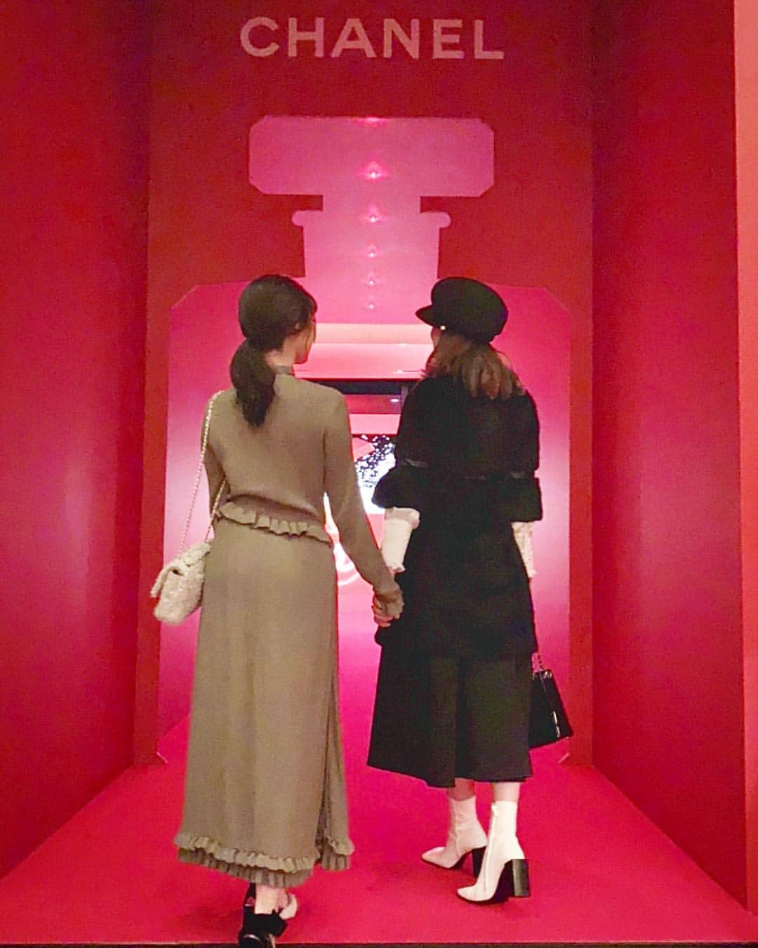 大石絵理のインスタグラム：「In Goude We Trust! @chanelofficial @jeanpaulgoudeofficial 🖤💃🌂🥀🍇🍷🎼 #chanel #exhibition」