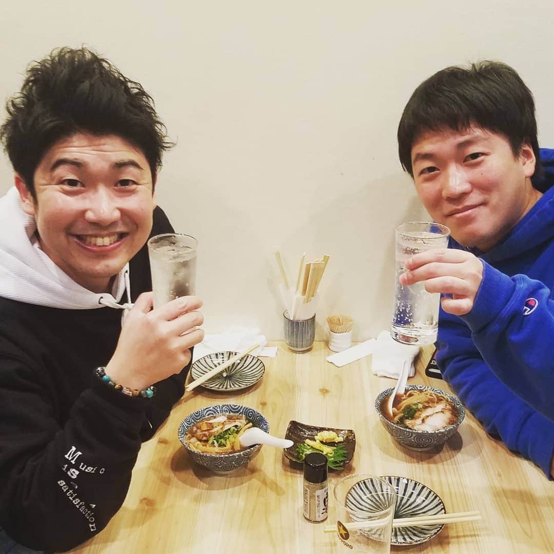 レイチェルのインスタグラム：「今日は久しぶりに、  この可愛子ちゃん(ﾈｲﾋﾞｰｽﾞｱﾌﾛはじり君)と飲み会。  心斎橋の『一休』ってお店。  中華そばがベラボーに、おぉいぃしぃーーーぃ！  てことで今宵も結局、たぁのぉしぃーーー！！！😆😆😆🍺🍺🍺🍴🍴🍴✨✨✨🎶🎶🎶」