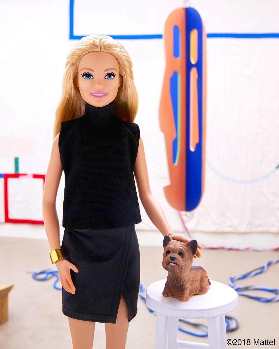 バービーさんのインスタグラム写真 - (バービーInstagram)「Miss Honey and I are touring Alison O’Daniel’s (@zamboni.duet) studio space. How inspiring to meet a multifaceted artist who can combine filmmaking with visual art! 🎥 #barbie #barbiestyle」11月29日 1時45分 - barbiestyle
