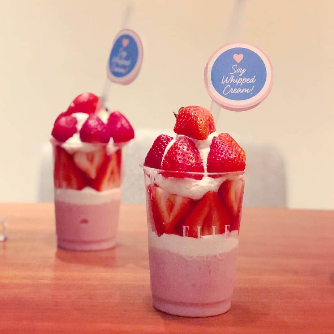 内山理名さんのインスタグラム写真 - (内山理名Instagram)「🍓🍓🍓 ・ Soy whipped cream & Coyogle... STRAWBERRY BONBON 🖤 ・ さっぱり ペロッと。少し小さめのヘルシーボンボンはテイクアウトも出来るからオススメ。 ・ 髪の毛10センチ切って これまた さっぱり〜 ・ #strawberrybonbon #ellecafe」11月29日 11時29分 - rinauchiyama_official