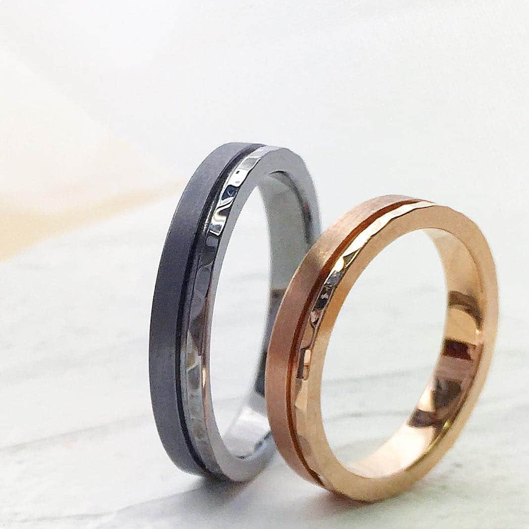 SORA ≪SORA表参道の公式アカウント≫のインスタグラム：「. 黒い金属 #タンタル の結婚指輪は、シンプルだけれど個性的で人気＊* . ぜひ『#結婚指輪sora 』のハッシュタグで SORAの写真を投稿してくださいね！ こちらのアカウントでリグラムさせていただきます♪ . #結婚指輪 #婚約指輪 #表参道 #マリッジリング #エンゲージリング #表参道 #オーダーメイド #鍛造 #手作り #手作り指輪 #オリジナルリング #オーダーメイドリング #レアメタル #金属アレルギー #ブライダル #ウェディング #プレ花嫁 #クリエィティブ #デザイン #個性 #bridal #wedding #jewelry #ring #weddingring #creative #design #サムシングブルー #黒い指輪」