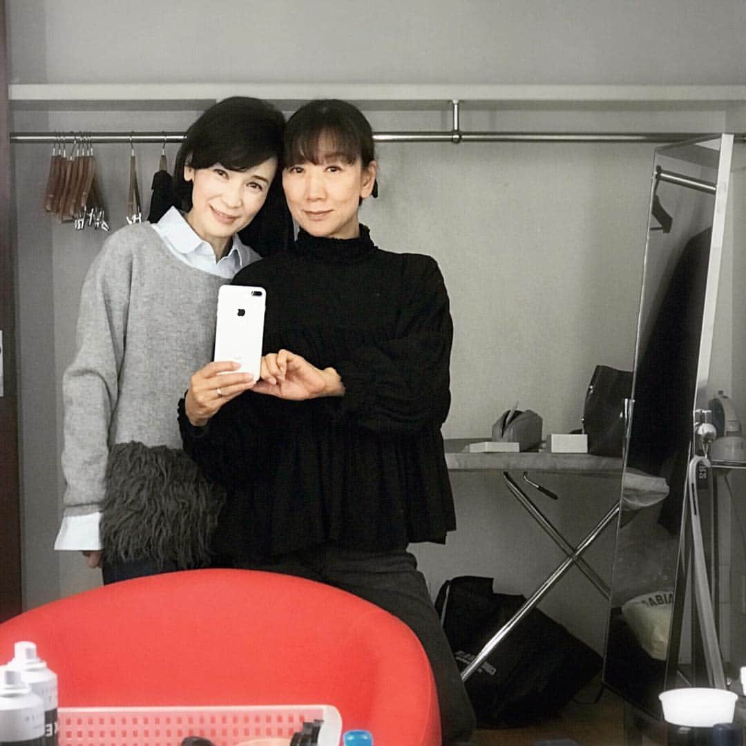 藤原美智子さんのインスタグラム写真 - (藤原美智子Instagram)「昨日は広告の仕事で #高橋喜代美 さんのヘアメイクを。 喜代美ちゃんとは40年来の友達で、旦那さまは先日、夫と一番にコンサートに伺った #高橋幸宏 さん。家族ぐるみのお付き合いをさせてもらっています(幸宏さんは夫の釣りの師匠💓)。 ・ ところで巷では「#驚異の 〇〇歳」と言うフレーズが #大流行り ですが、彼女は正真正銘の驚異の #若々しさ ❣️ 彼女のように年齢にとらわれず、チャーミングで自分らしい魅力のある #大人の女性 が増えると素敵だなと思っています✨ もちろん私も目指していまーす😆💪 ・ #藤原美智子 #fujiwaramichiko  #ladonna  #michikolife」11月29日 6時03分 - michiko.life