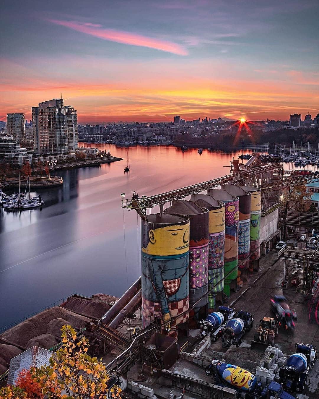 バンクーバー観光局- Tourism Vancouverさんのインスタグラム写真 - (バンクーバー観光局- Tourism VancouverInstagram)「グランビルアイランドから見る美しい夕日。ここには可愛いアートが施されたコンクリート工場のサイロがあり、写真の人気スポットになっています。 📷 : @erikandersen(Instagram) . . . #グランビルアイランド #カナダ #バンクーバー #Vancouver #旅 #旅行 #女子旅 #旅好き #一人旅 #海外旅行 #トラベル #旅女子 #旅行好きな人と繋がりたい #旅好きな人と繋がりたい #旅行好き #旅行大好き #旅行行きたい #旅に出たい #海外 #旅の記録 #旅の思い出 #旅行記 #旅したくなるフォト #マイトリップ #マイトリ #retrip_global #風景 #世界一周 #ダレカニミセタイケシキ」11月29日 7時01分 - vancouvertabi
