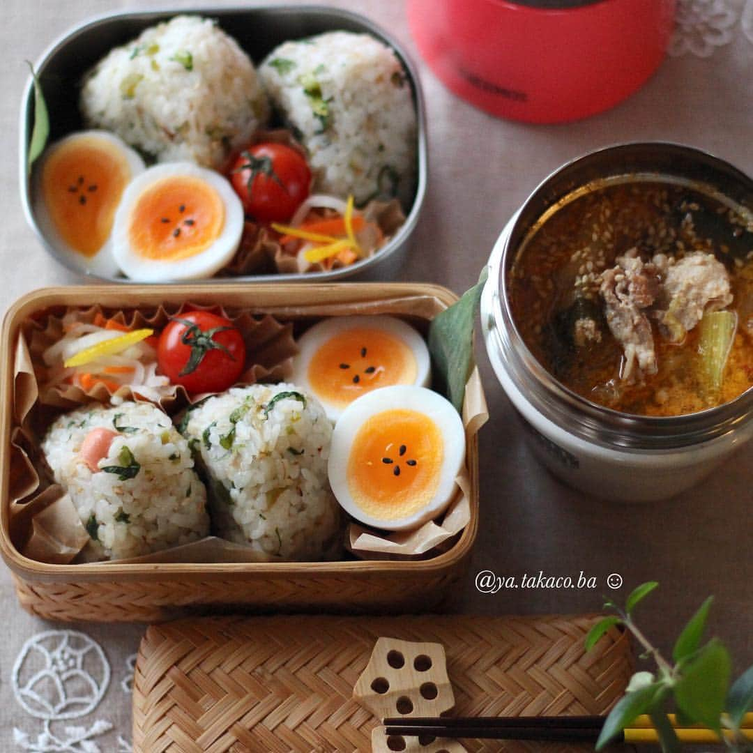 takakoのインスタグラム：「今日のおにぎり&スープ、  #おにスープ弁当 。 胡麻坦々スープと大根葉ふりかけのおにぎり。 ・ ・ 練りゴマ・中華だし・豆板醤で作る お手軽坦々スープは満足度高めのしっかり味。 簡単だけど、ちゃんと坦々してるよ✨ 具材は豚肉・白菜、小松菜です。 シャキシャキ小松菜が良いアクセント。 そんな濃いめスープに合わせるおにぎりは あっさり大根葉ふりかけの混ぜ込みおにぎり。 立派な葉付き大根が¥158だった☺️そりゃ買う。 ・ あとは塩味玉と 柚子皮入りなます、でした。 ・ ・ スープジャーの効力についてご質問頂いたんだけど 手前の白い方は正直あまり。。😅 象印製なんだけど、保温時間が2時間と短い。 猫舌の私用にしてます。 アッツアツが好きな夫はサーモス使用。 効果を聞いてみたら 7時→12時で充分熱かったそうです。 おそらく予熱も大事で、 始めに沸かしたお湯を5分ほどジャーに入れ、 中をしっかり温めてからスープを詰めてます。 取説記載の保温時間は6時間。 サーモスはやっぱりさすがでした👏🏻 ・ ・ 今日は幼稚園のママ達とクリスマスリース作りの ワークショップへ💓 その間、パパ達が結託して子供たちと遊んでいて くれるらしいんだけど パパ三人に対して幼児五人。。。 （男の子は複数人集まるとパワーアップします🙈） 果たして結果は😂 ・ ・ ・ ・ ・  暮らしのあれこれアカウント💁🏻‍♀️ @ya.takaco  よかったらかこちらも遊びに来てね❤︎ ・ ・ ・ ・ #お弁当 #おべんとう #お昼ごはん #昼ごはん #ランチ #スープジャー #スープジャー弁当 #サーモス #サーモススープジャー #おにぎり #おにぎり弁当 #お昼が楽しみになるお弁当 #obento #bento #lunch #lunchbox #foodstagram #japanesefood #onigiri #macaroni #cooking #lin_stagramer #delistagrammer #cookingram #soup #homemade #yammy」