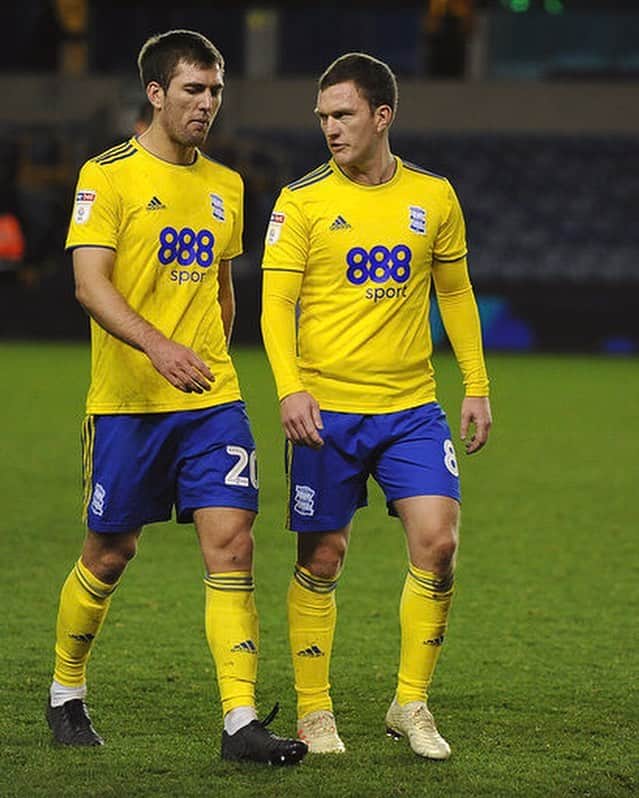 のインスタグラム：「Job done! 3 points 💪🏻 Very proud moment and a dream come true playing with big bro 😀💙 Well done lads! #KRO @bcfcofficial」