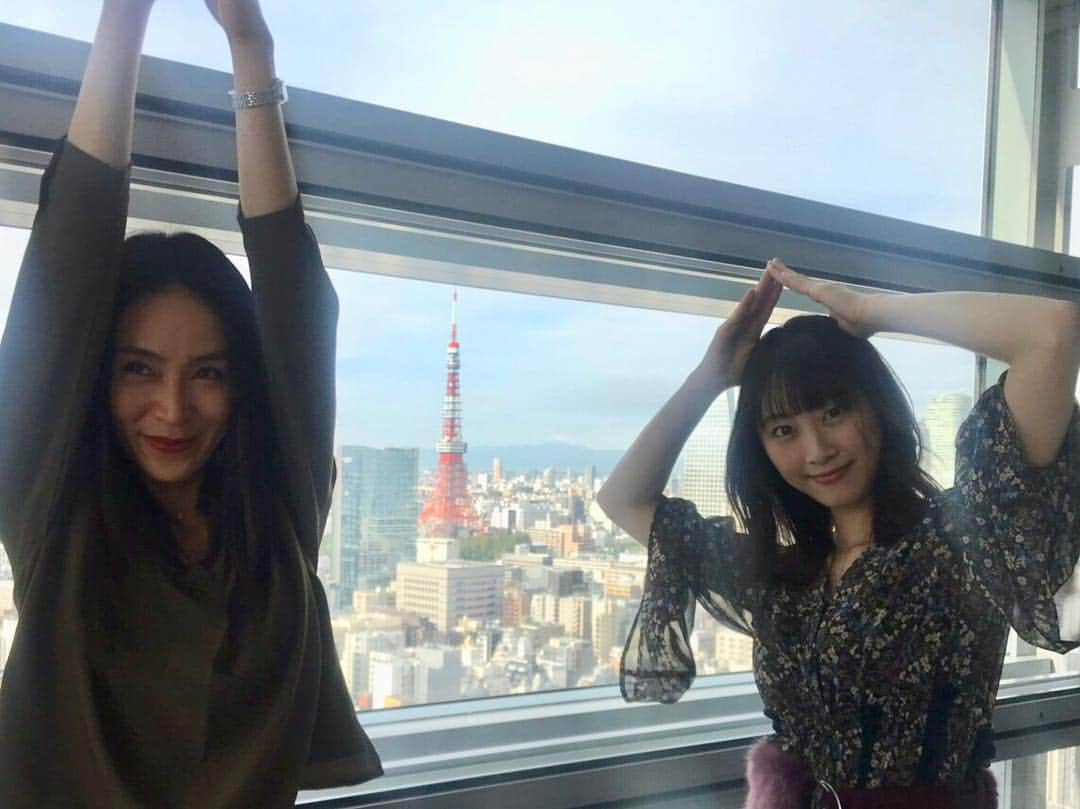 日本テレビ「ブラックスキャンダル」さんのインスタグラム写真 - (日本テレビ「ブラックスキャンダル」Instagram)「フローライトの会議室から、東京タワー🗼と富士山🗻が✨  ドラマとは本当に真逆な雰囲気の現場は最後まで和やかで、#山口紗弥加 さんと #松井玲奈 さんも本当に仲良しなので安心してください💜笑  今夜の第９話、隠された真実が次々と明らかになります‼️ ぜひリアルタイムで✨  #ブラックスキャンダル #今夜11時59分から」11月29日 10時37分 - _blackfamilia_